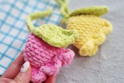 free-tulip-bag-charm-crochet-pattern