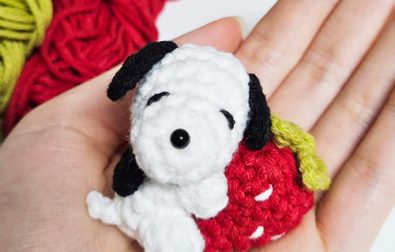 free-crochet-snoopy-with-strawberry-amigurumi-pattern