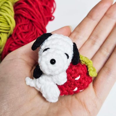 free-crochet-snoopy-with-strawberry-amigurumi-pattern