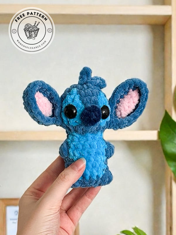 Mini crochet blue alien pattern