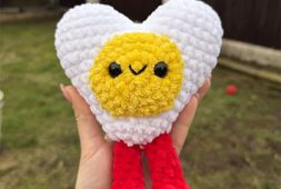 sunny-pop-eggie-free-amigurumi-egg-crochet-pattern-with-cute-legs
