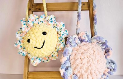 swinging-crochet-sunflower-with-purse-mod-free-pattern