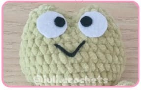 crochet-keroppi-felt-details